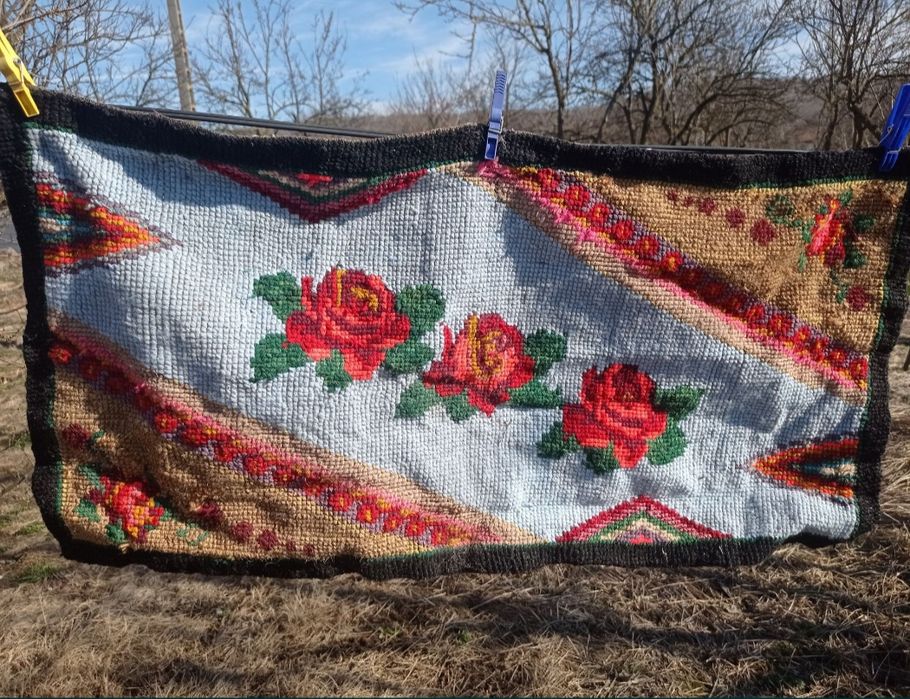 Cuverturi/ carpete de pus pe perete