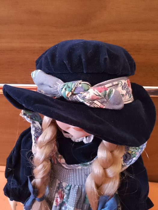 Три артикула - Кукла и две порцеланови чинии