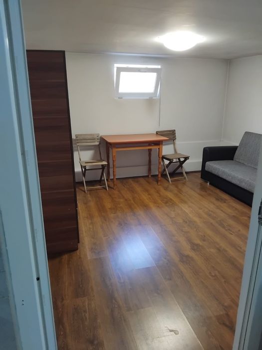 Inchiriez camera la curte