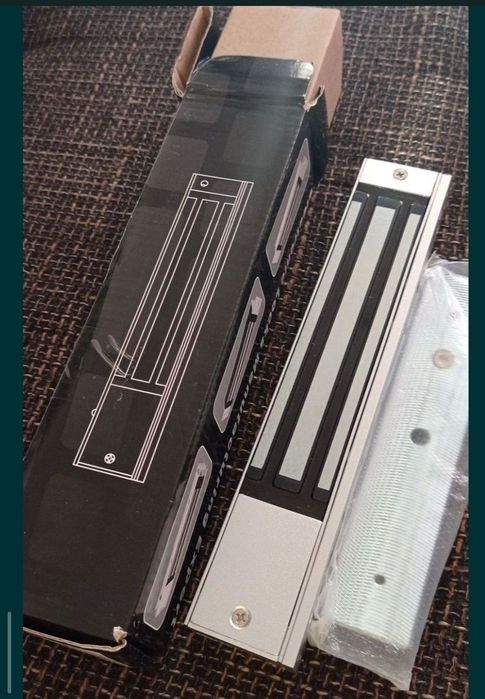 Încuietoare electromagnetică EM-350S

Dimensiune blocare	250Lx50Wx26H