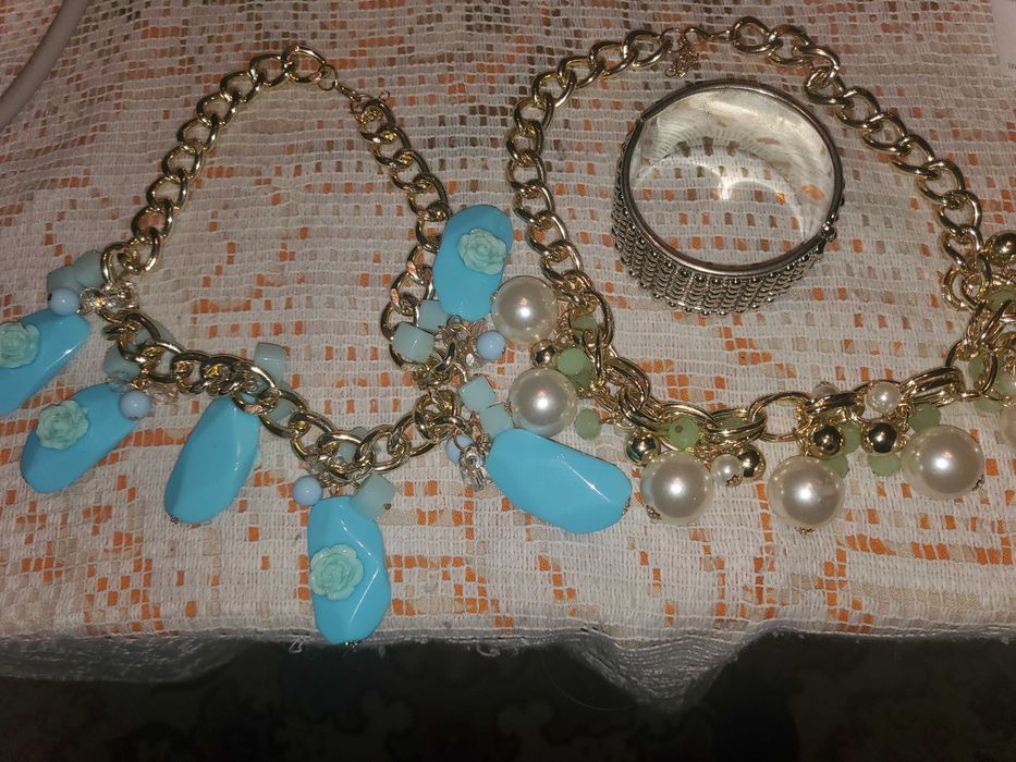 Модерни бижута , две колиета и гривна, чисто нови