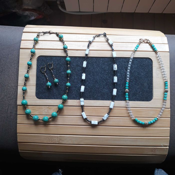 Колиета и обеци от естествени камъни.