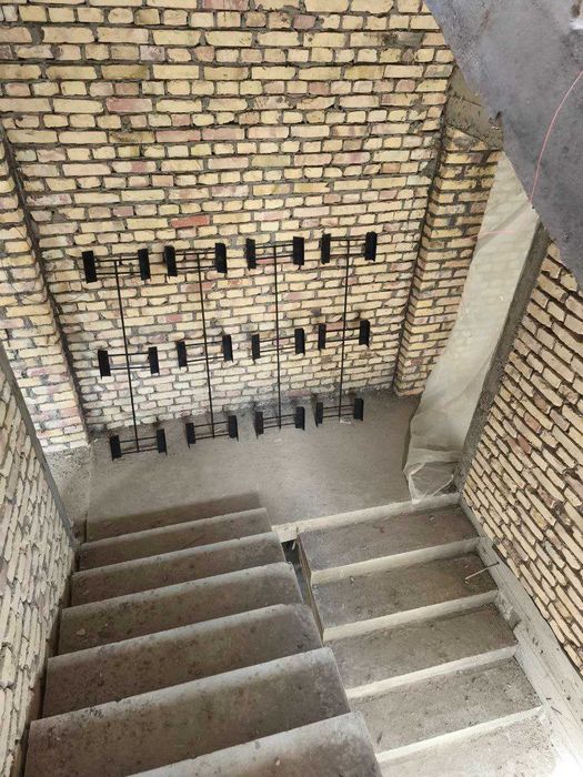 Продаются квартиры и магазины в центре Кагана вдоль дороги.