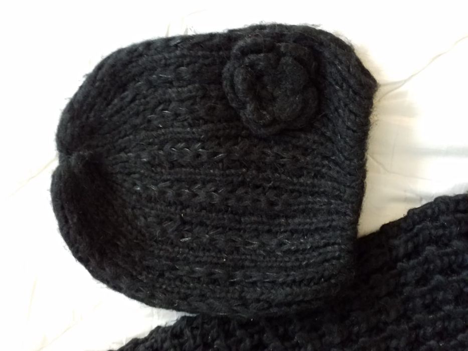 Set fular și căciulă MOA. Nou.