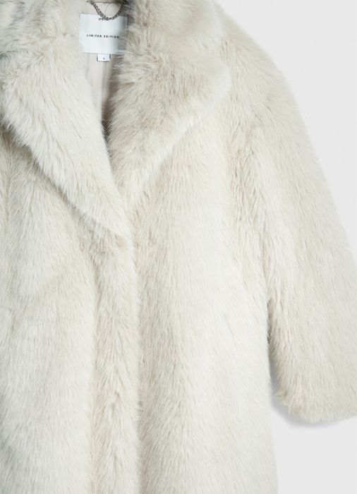 Продам белую эко шубу