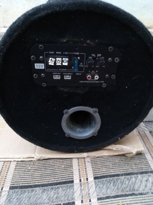 Продам сабвуфер JBL
