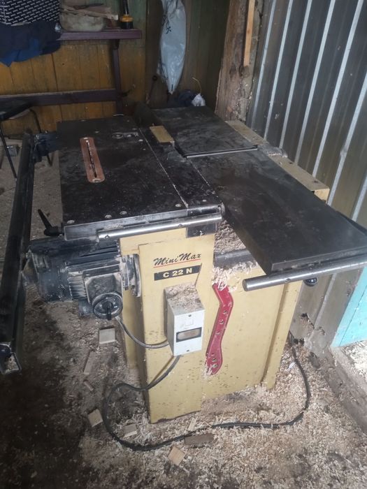 Vând utilaj de tâmplărie combinat.