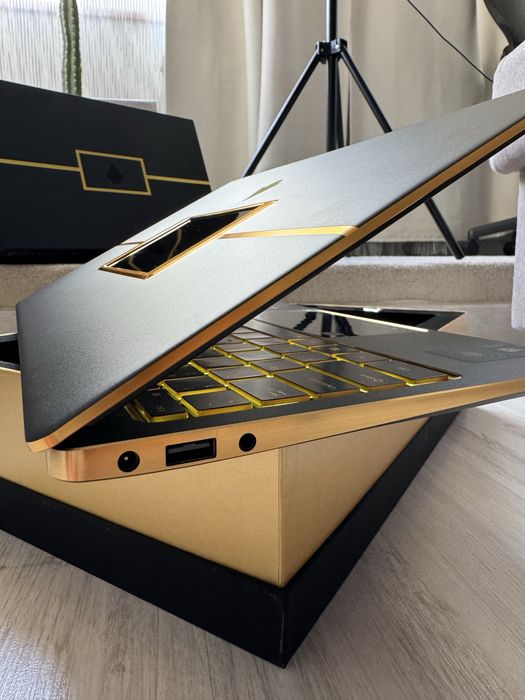 Laptop metalic gold cu 2 display-uri