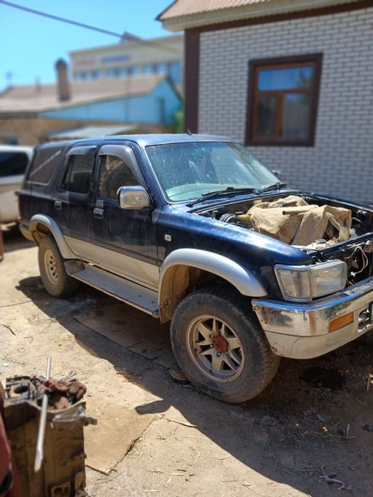 Машина на ходу Hilux surf