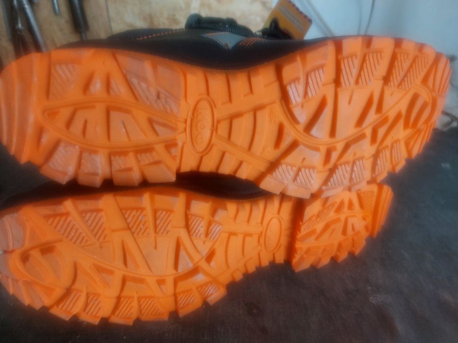 Ботинки рабочие 44 и 46 размера.