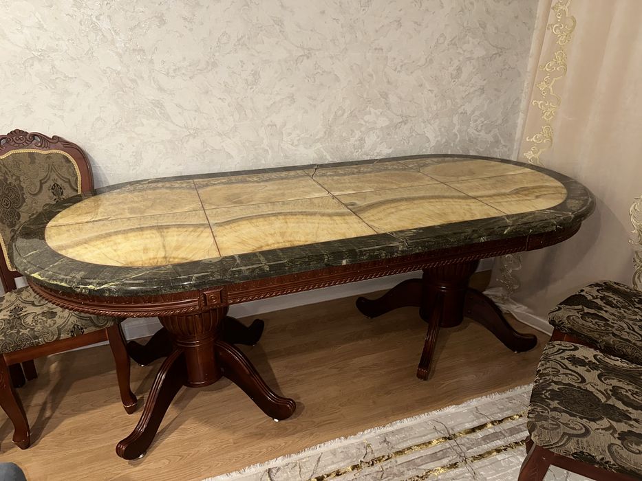 Продам стол с 5 стульями.