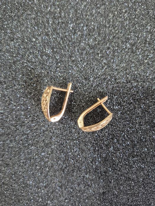 Продаются золотые сережки