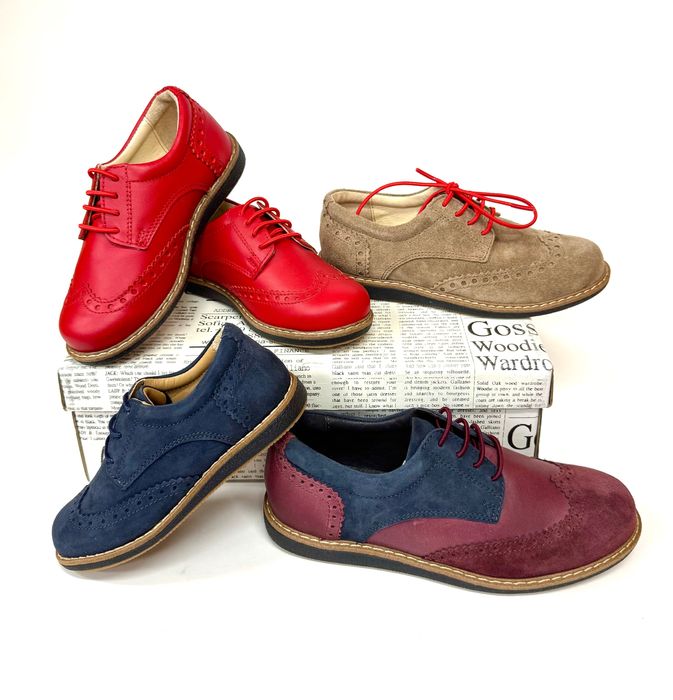 Детски обувки, сандали, боти и пантофи на разпродажба от магазин.