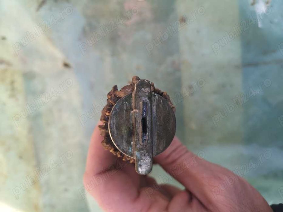 Bibelou de pus in perete