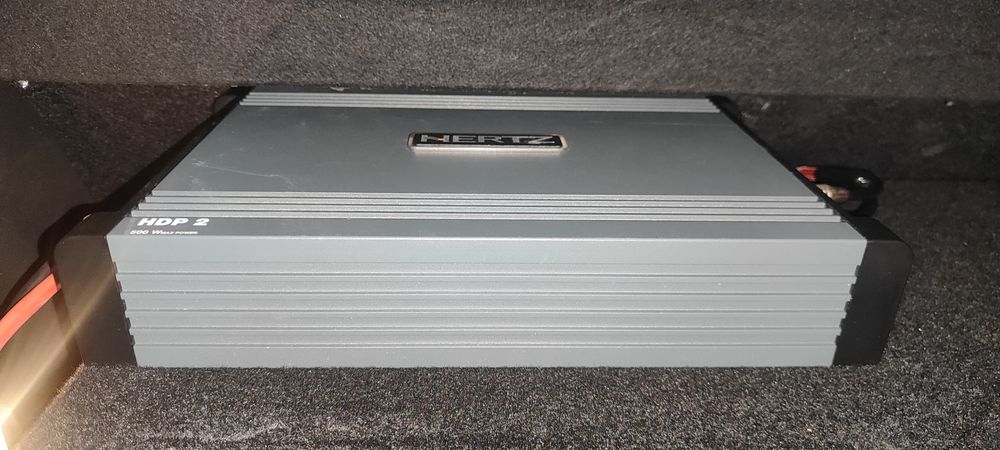 Продоётся 2 сабвуфера jbl и уселитель hertz.