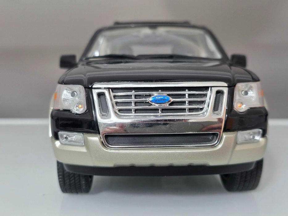 Macheta Auto 1/18 Welly Ford Explorer 2006