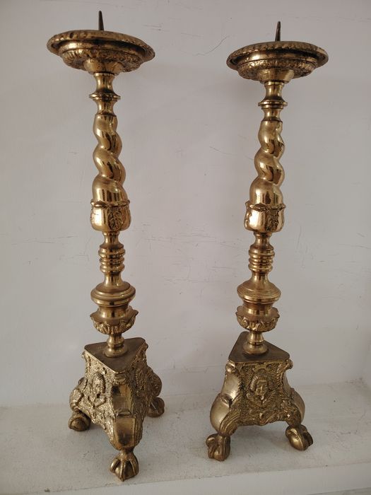 Superb set de 2 sfeșnice de podea din bronz masiv in stilul Baroc ,piese cu o lucrătură de o foarte mare finețe,stare excelenta, dimensiuni h 55 cm