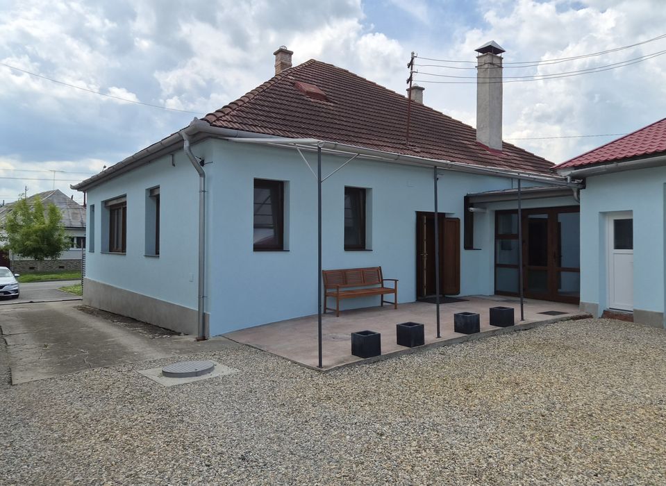 Imobil 200mp pt inchiriere birouri , nou renovat  int/ext mobiltat, zona centrala /4locuri de parcare