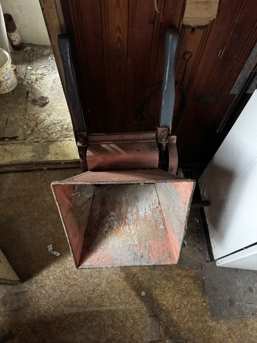 Стара ръчна машина за мачкане на грозде – здрава, масивна