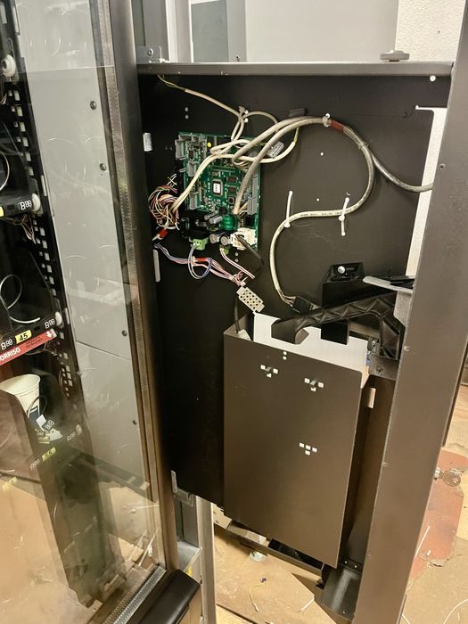 Вендинг машина за храни и напитки Zannusi Snakky RY