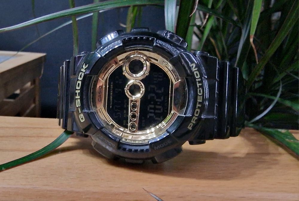 Ceas barbatesc g-shock negru cu auriu
