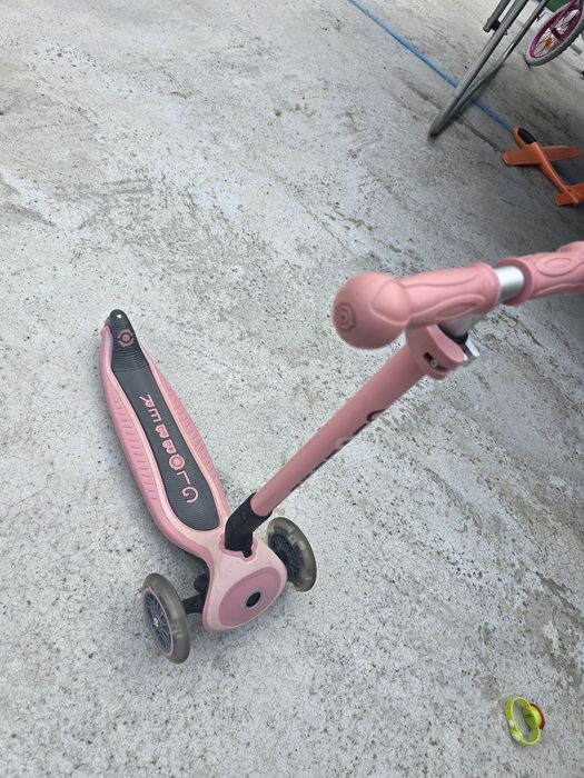 Vând trotineta cu lumini