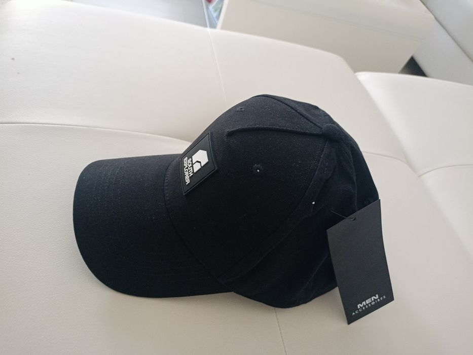 Vând șapcă sport fashion produs model deosebit produs de calitate.