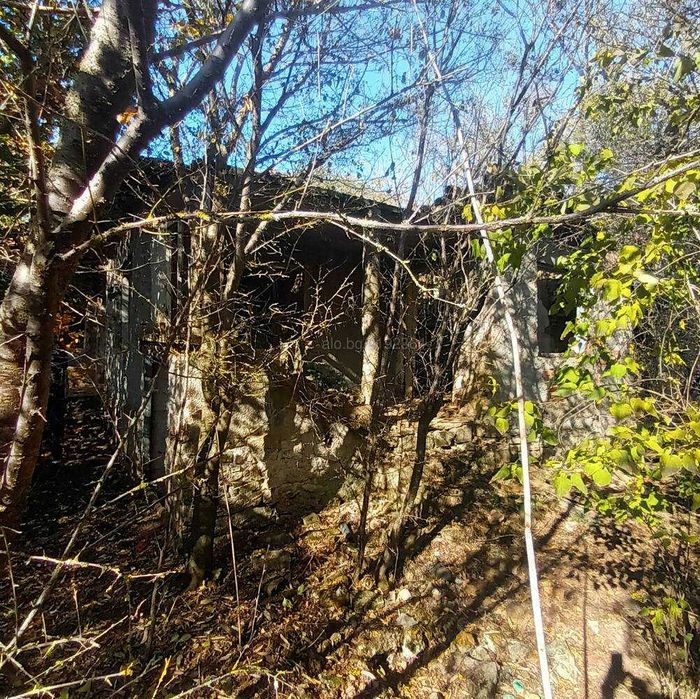 Голям парцел с къща в Черноморци