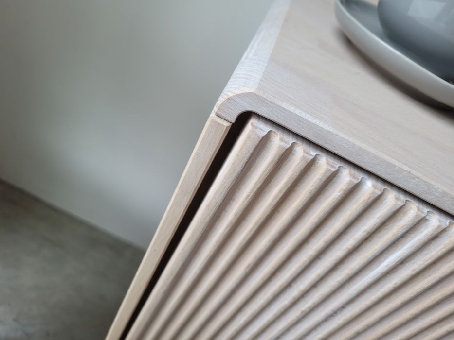 Продавам нов шкаф избелен  бук масив 140х75х40 см