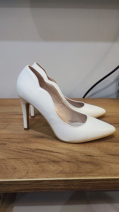 Бели обувки 35 номер