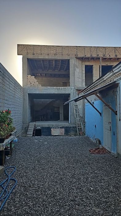 Подаётся новый не достроеный дом.