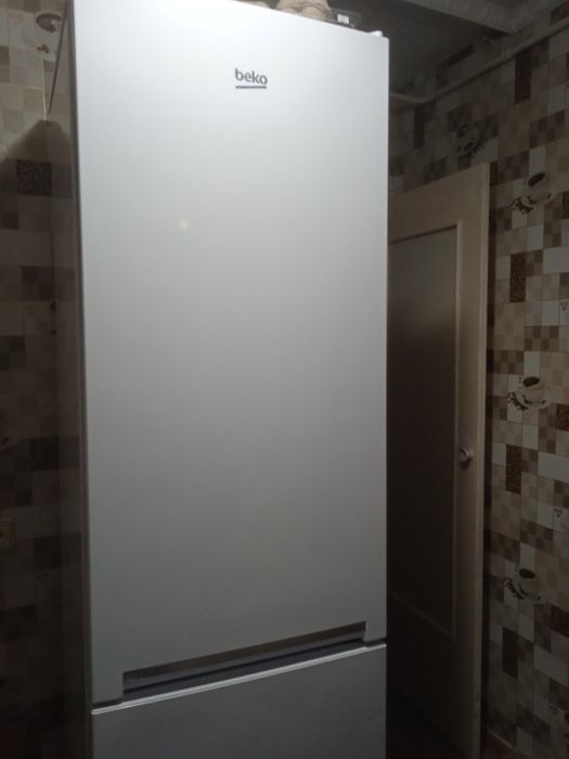 Продам холодильник на запчасти- beko