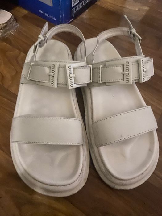Продам сандали и кроссовки