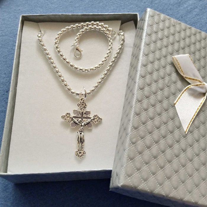 Чисто нов, сребърен комплект.  Ланец и гривна.В подаръчна кутия