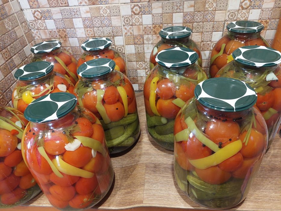 Продам солёные огурцы, помидоры, ассорти