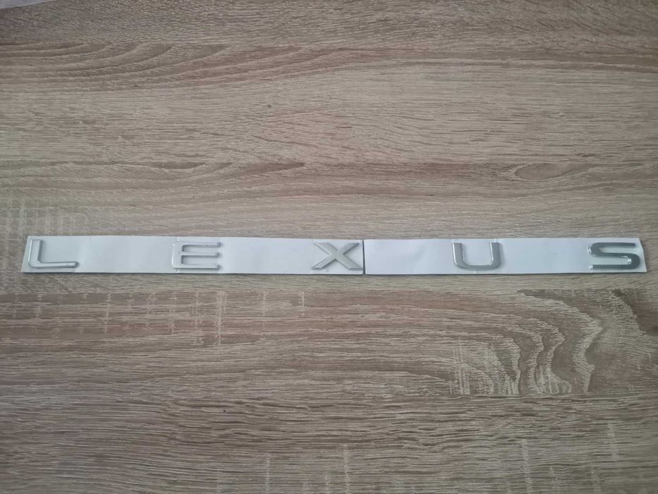 сребрист надпис Lexus нов стил