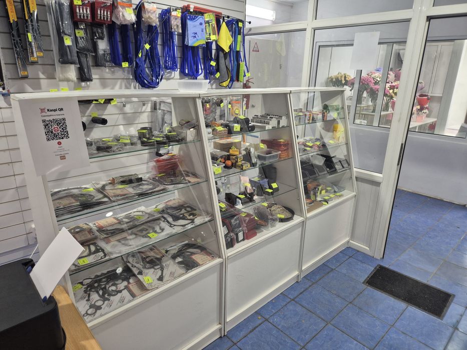 Витрина стеклянными полками