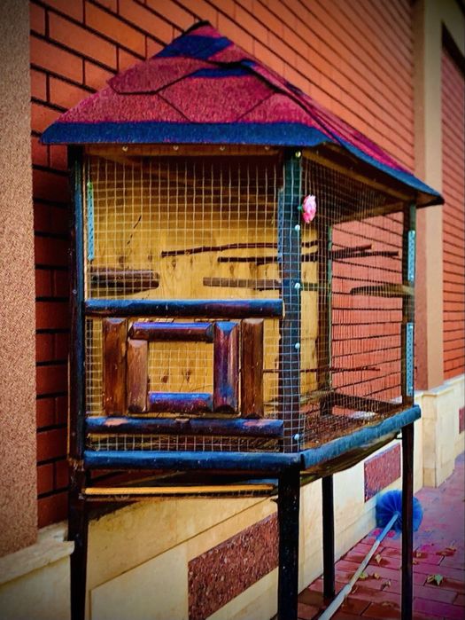 Срочно продается большая клетка с хорошим дизайном