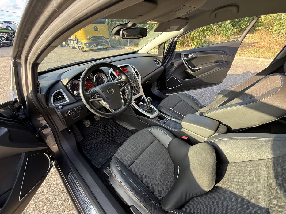 Opel Astra J Gtc benzina si GPL