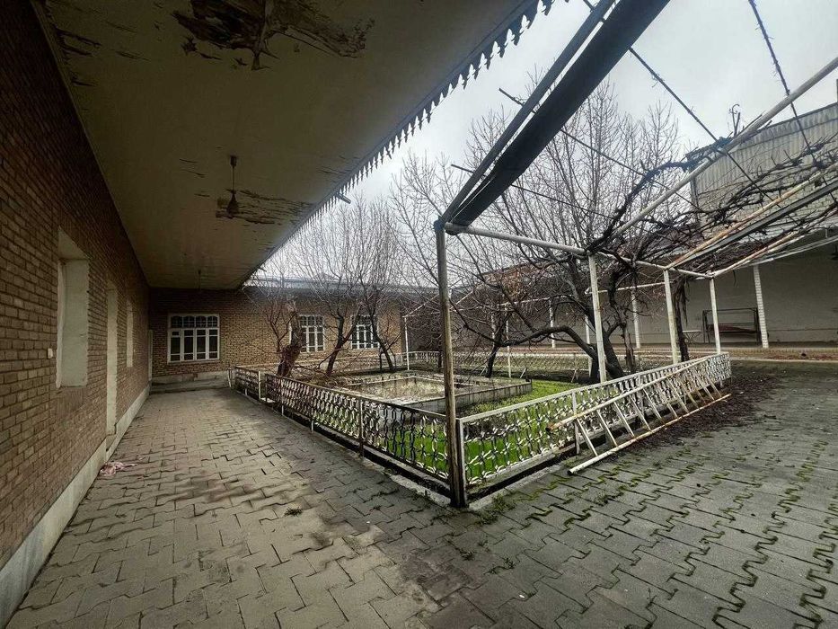 Янги бозор худудида жойлашган 11 сотик ховли сотувда