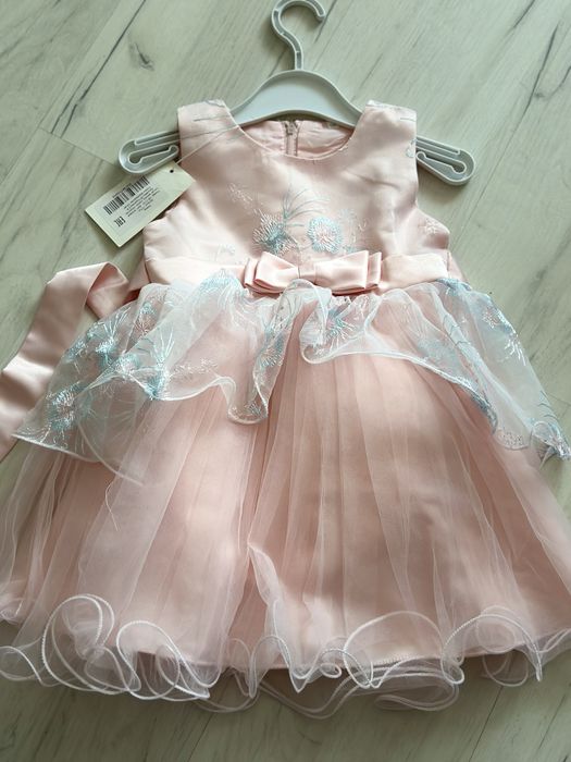 Продам новое платье на девочку с этикеткой