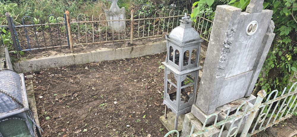 Loc de veci in cimitirul Sineasca