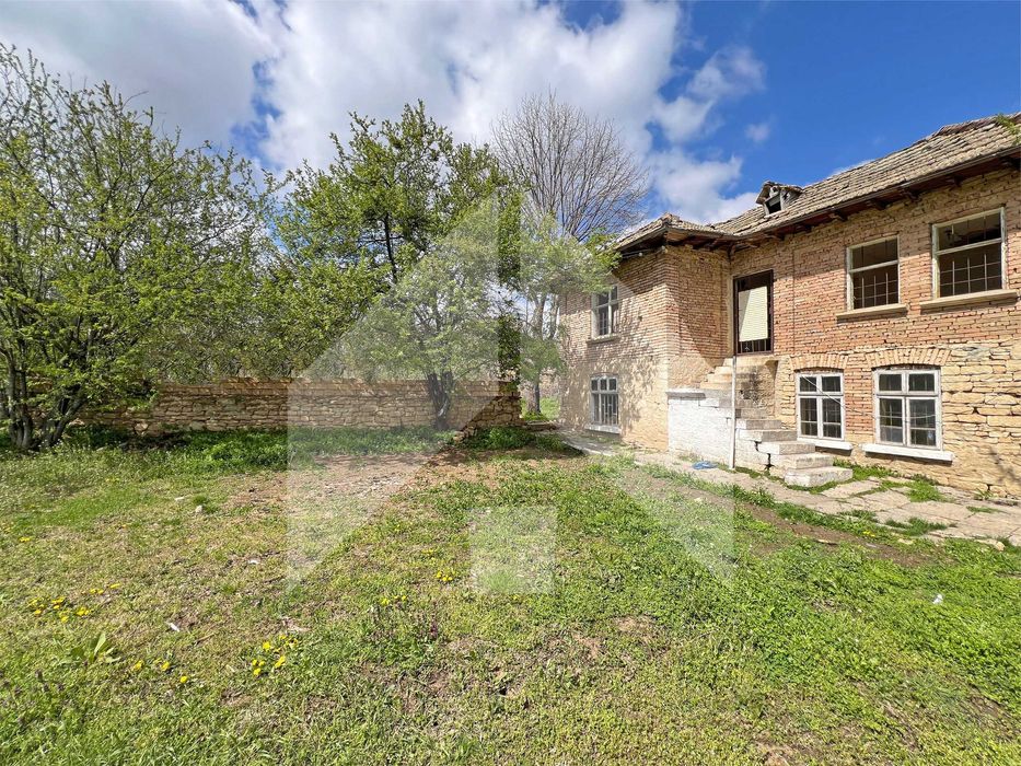 Продава тухлена селска къща в с. Мировци (общ. Нови пазар, обл. Шумен)