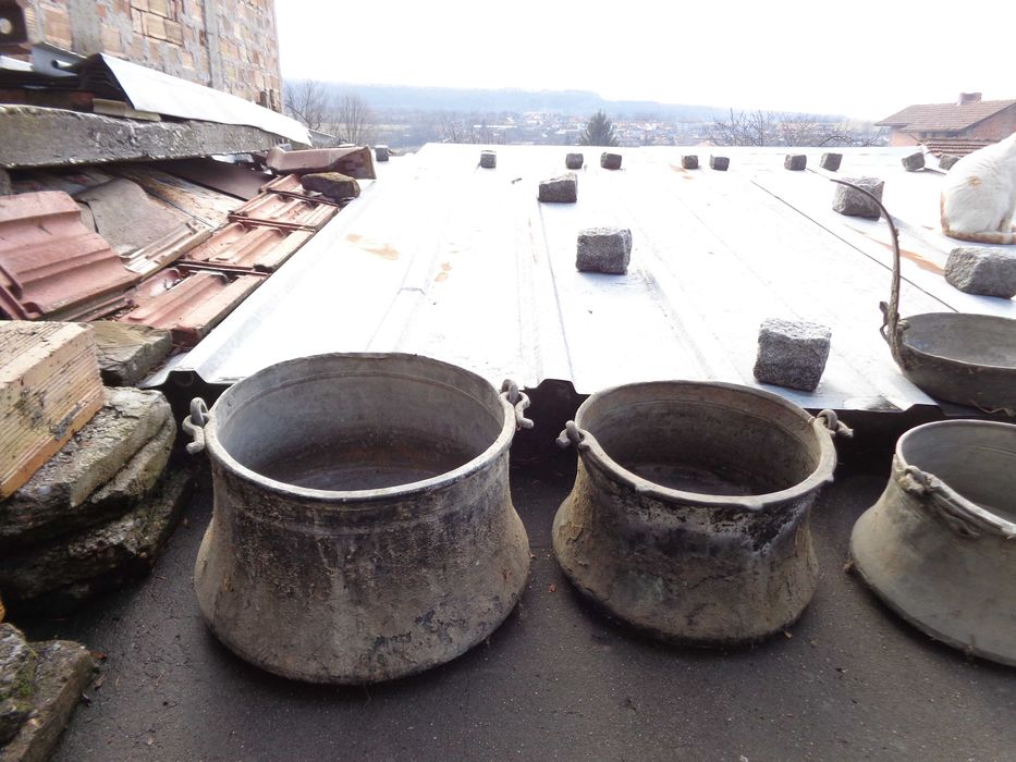 Стари медни котли и тава.