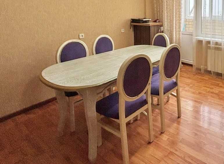 Продаётся обеденный стол со стульями.