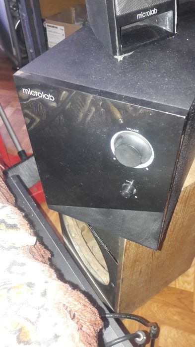 Сабвуфер с колонками.