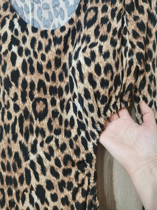 Vând rochie animal print