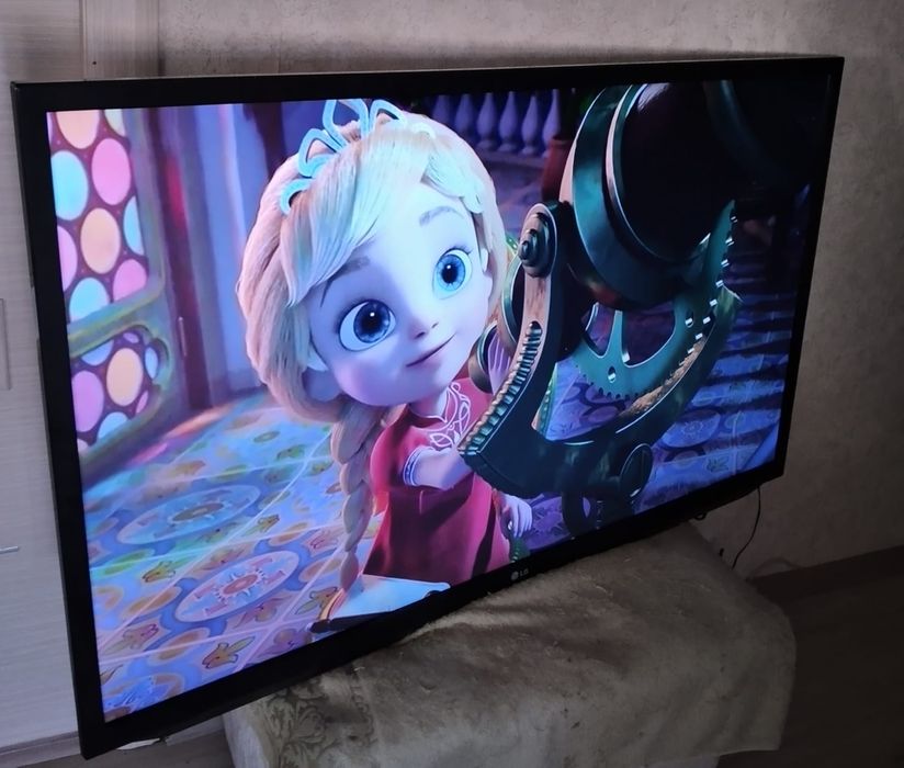 Большой телевизор LG 120см. Не смарт. С креплением на стену