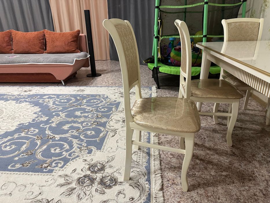 Стол  раздвижной и стулья