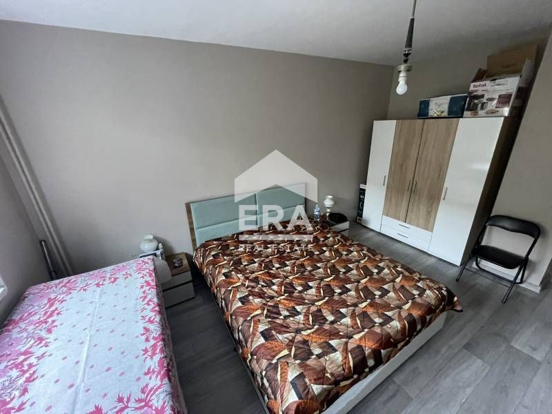 Тристаен обзаведен апартамент за продажба, с отделна кухня, във Възраж